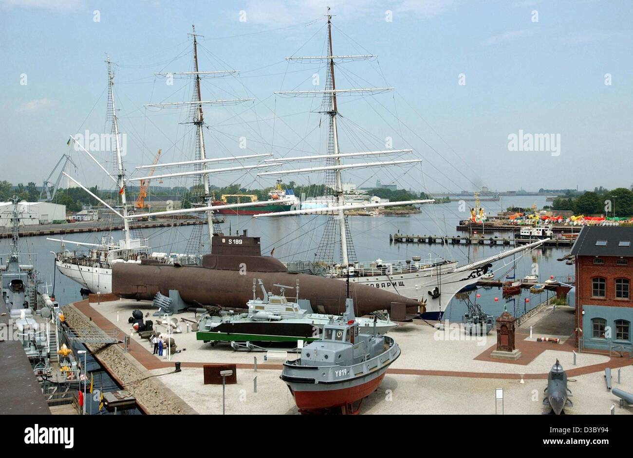 (Dpa) - ein Blick über das Marine Museum im Hafen von Wilhelmshaven, Deutschland, 7. Juli 2003. Im Vordergrund das Bergwerk erkennen Boot Weilheim und dahinter die zugängliche u-Boot-U10. Das ehemalige Schulschiff Towarisch, jetzt eine Eigenschaft von Russland, wird hinter dem u-Boot gesehen. Das Museum zeigt seine Stockfoto