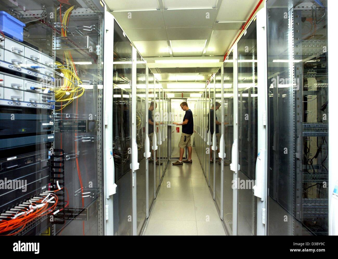 (Dpa) - ein Blick in das Rechenzentrum von Web-Portal und Internet-Provider "web.de" in Karlsruhe, Deutschland, 15. Juli 2003. Stockfoto
