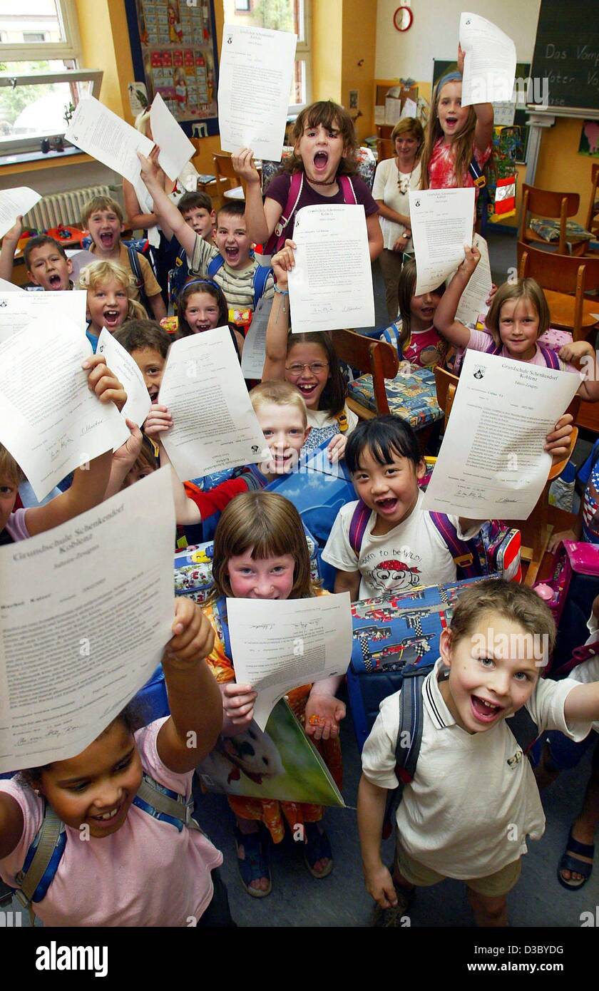 (Dpa) - die jungen und Mädchen des ersten Jahres einer Grundschule posieren mit ihren Jahresabschluss-Schulzeugnisse und jubeln wie ihre letzten Schultag vor den Sommerferien in Koblenz, Deutschland, 18. Juli 2003. Sommerferien in Deutschland variieren die letzte sechs Wochen, aber Anfang und Ende in jeder Germa Stockfoto