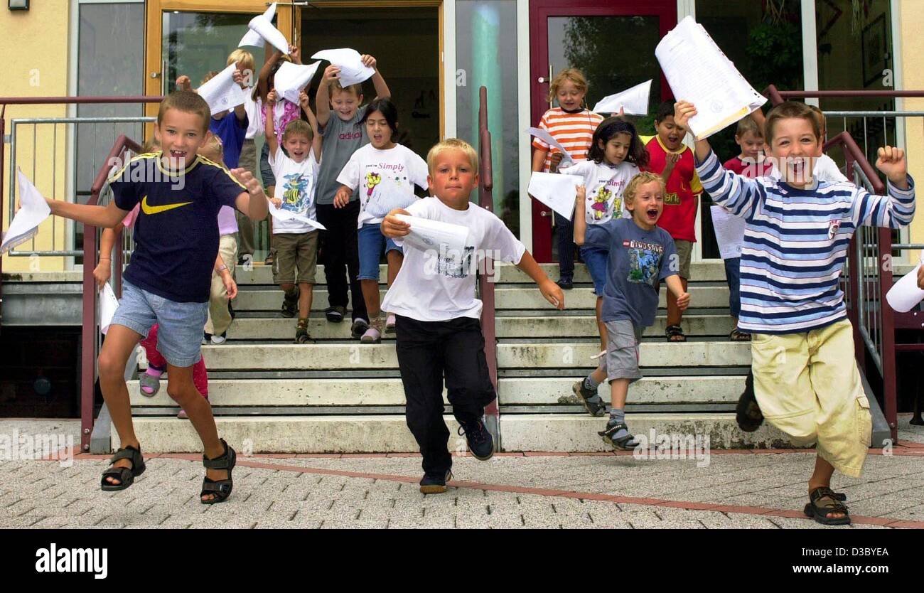 (Dpa) - Welle Erstklässler einer Grundschule ihre Schulzeugnisse, als sie cheeringly, auf dem Schulhof auf ihren letzten Schultag vor den Sommerferien in Zellingen, Deutschland, 25. Juli 2003 zu stürmen. Sommerferien in Deutschland variieren die letzte sechs Wochen, aber Anfang und Ende in jedem Bundesland Stockfoto