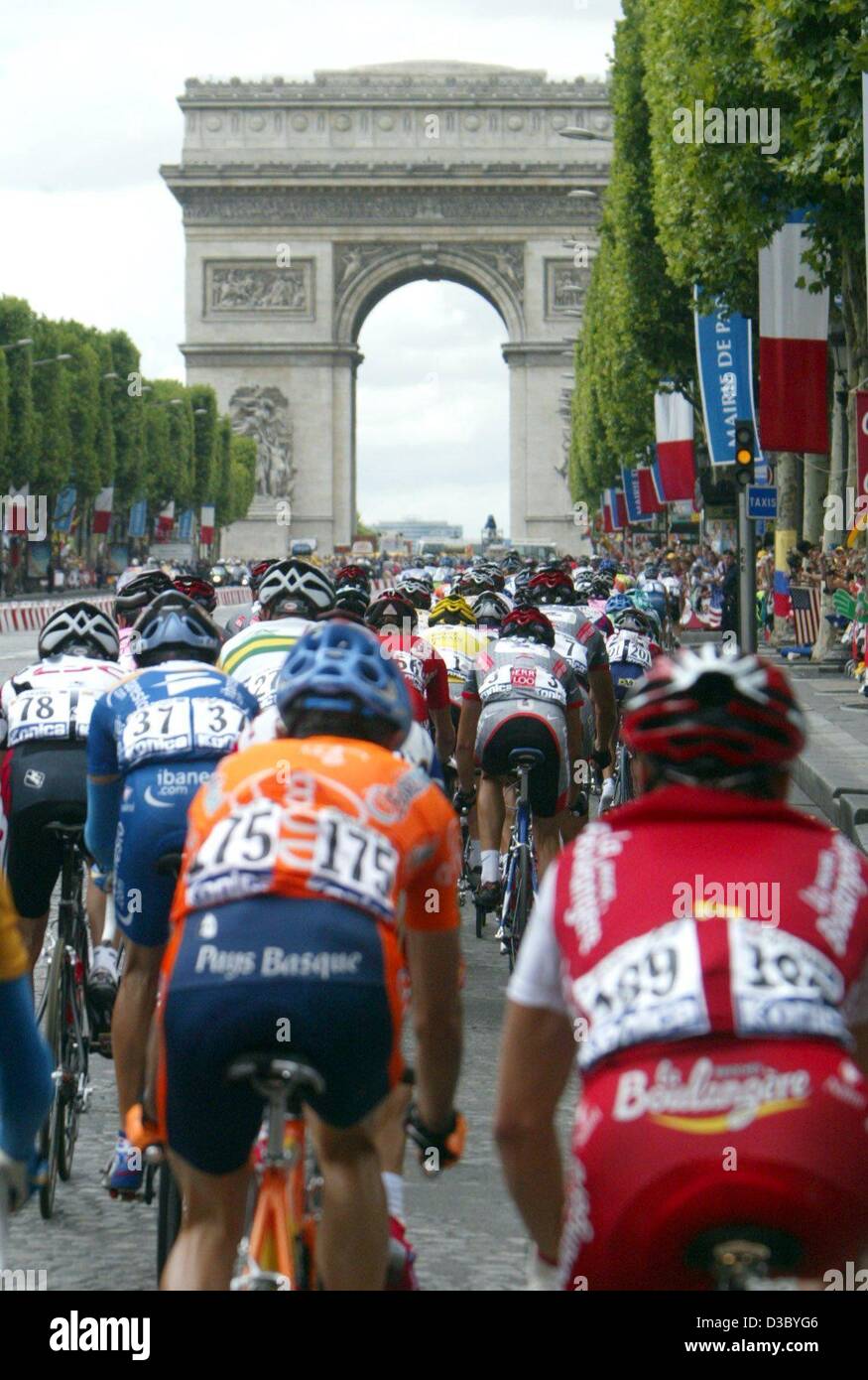 (Dpa) - Radfahrer parisisches Wahrzeichen, dem Arc de Triomphe zu nähern, wie sie über die Champs-Elysees während der 20. Etappe der Tour de France-Radrundfahrt 2003 in Paris, 27. Juli 2003 fahren. Der 152km lange letzte Etappe der Tour führt die Radfahrer von Ville-d ' Avray bis ins Ziel auf der Cham Stockfoto