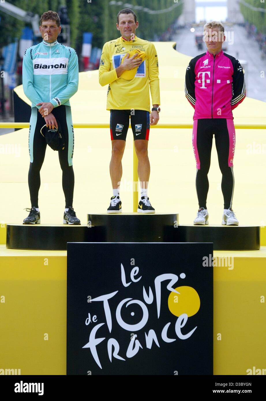 (Dpa) - Deutsche Jan Ullrich (L) von Team Bianchi, siegreich uns Postal-Berry Floor Lance Armstrong (C) aus den USA den zweiten Platz und dritte platzierte kasachischen Alexandre Vinokourov (R) des Team Telekom stellen auf dem Podium nach der 20. Etappe der Tour de France-Radrundfahrt 2003 in Paris, 27. Juli 2003. AR Stockfoto