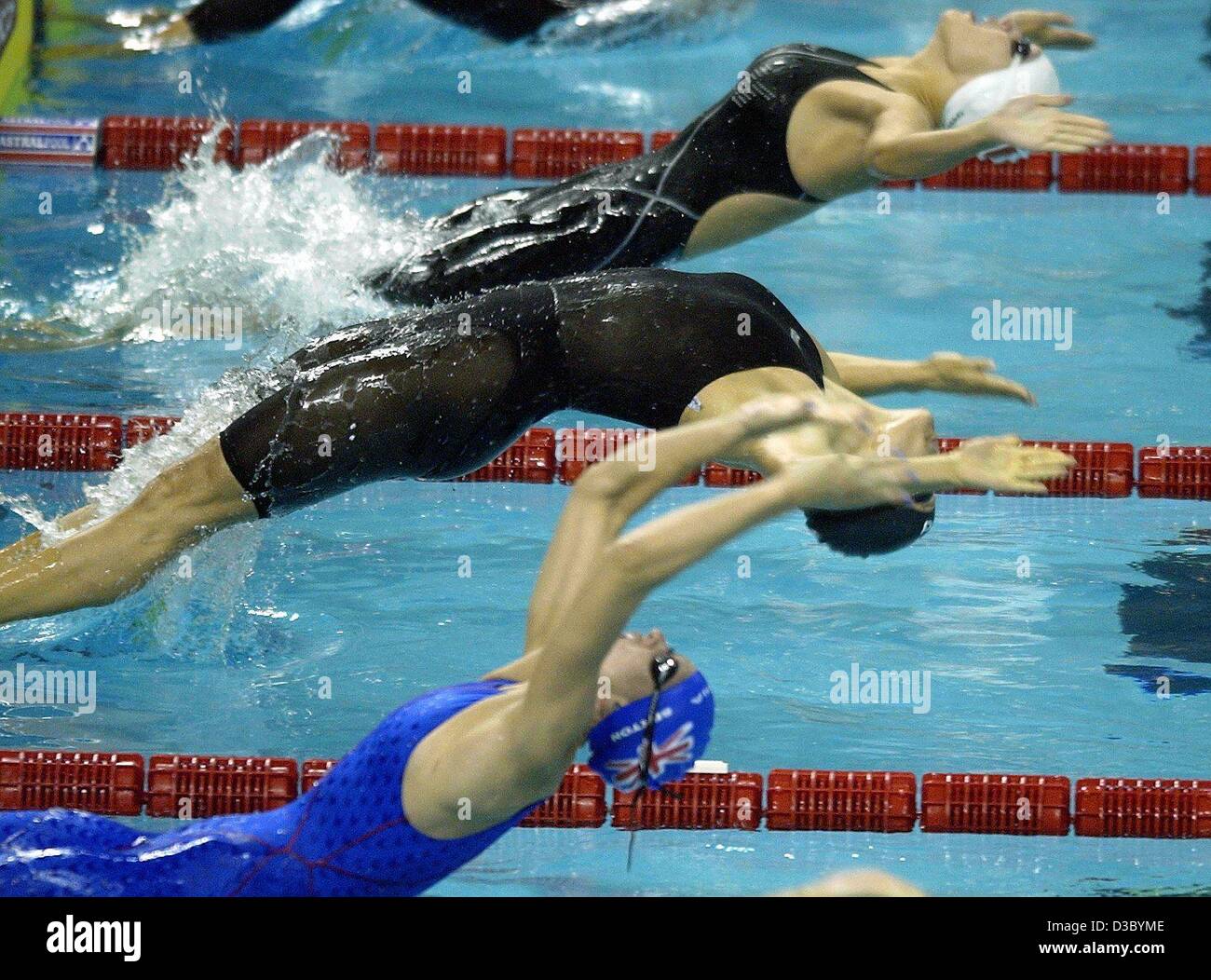 (Dpa) - Katy Sexton aus Großbritannien (vorne), Deutschlands Sandra Voelker (C) und Dänemarks Louise Ornstedt zu Beginn der Frauen 50 m Rückenschwimmen Veranstaltung bei den Schwimmweltmeisterschaften in Barcelona, Spanien, 23. Juli 2003. Voelker und Ornstedt qualifizierte sich für die endgültige statt am 24. Juli. Stockfoto