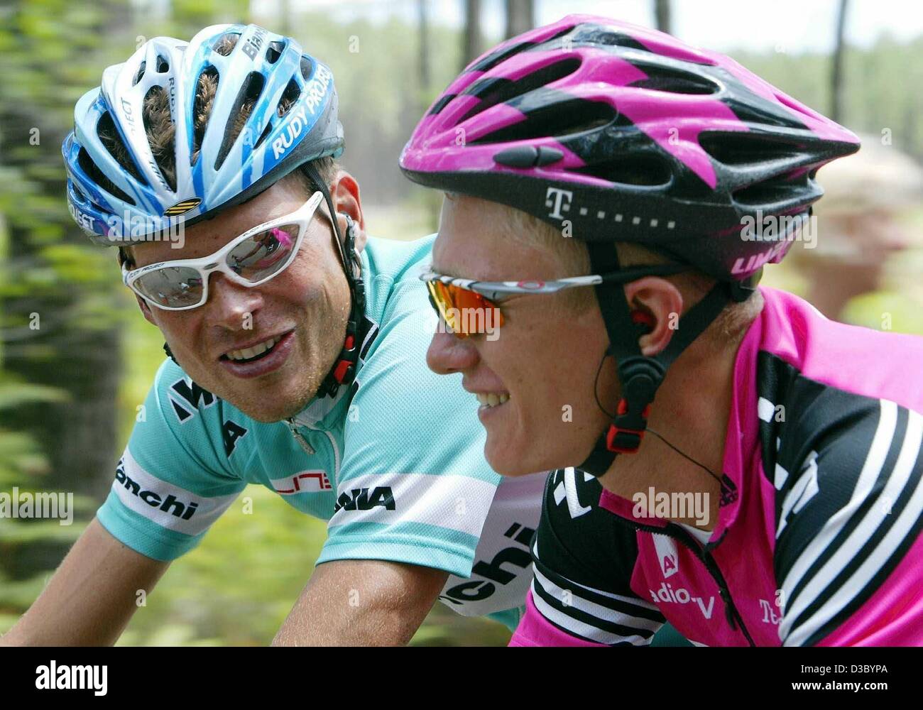 (Dpa) - chats Deutsch Jan Ullrich (L) von Team Bianchi mit seinen ehemaligen Teamkollegen kasachischen Aleksandre Winokurow von Team Telekom während der 17. Etappe 2003 Tour de France-Radrundfahrt von Dax, Bordeaux, Frankreich, 24. Juli 2003. Stockfoto