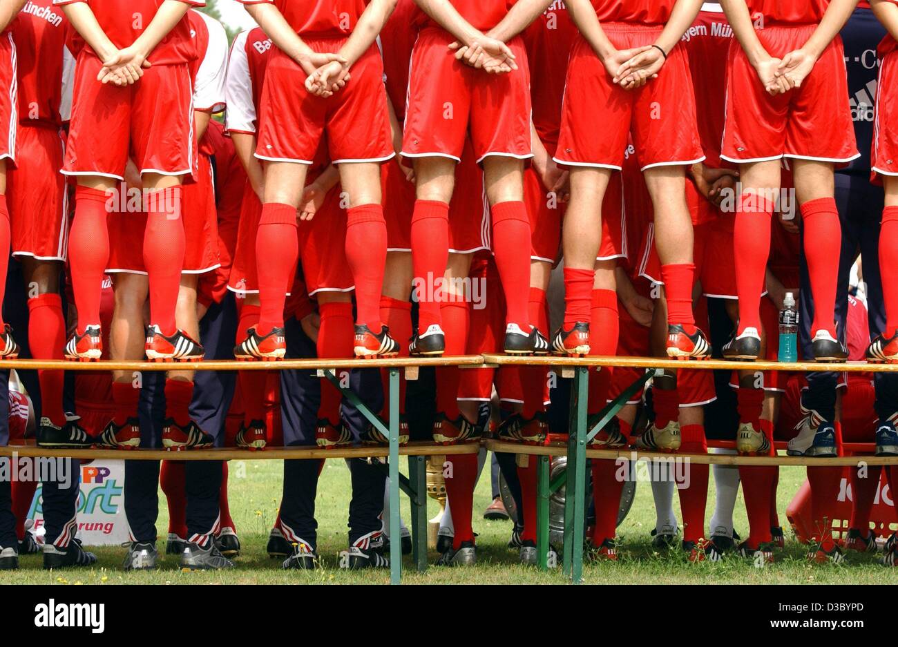 (Dpa) - hinter den Kulissen: die Spieler der deutschen Fußball-Meister FC Bayern München sind von hinten gesehen, wie sie bei einem Fotoshooting in ihr Heimstadion in München, 24. Juli 2003 darstellen. Stockfoto