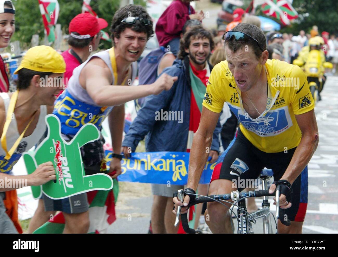 (Dpa) - Zuschauer schreien Ermutigung für US-Radsportler und Spitzenreiter Lance Armstrong (Team uns Postal-Berry Floor) während der 15. Etappe der Tour de France von Bagneres de Bigorre in Luz-Ardiden in den Pyrenäen, Frankreich, 21. Juli 2003. Trotz einen schweren Sturz konnte Armstrong seinen Vorsprung um 1 erhöhen Stockfoto
