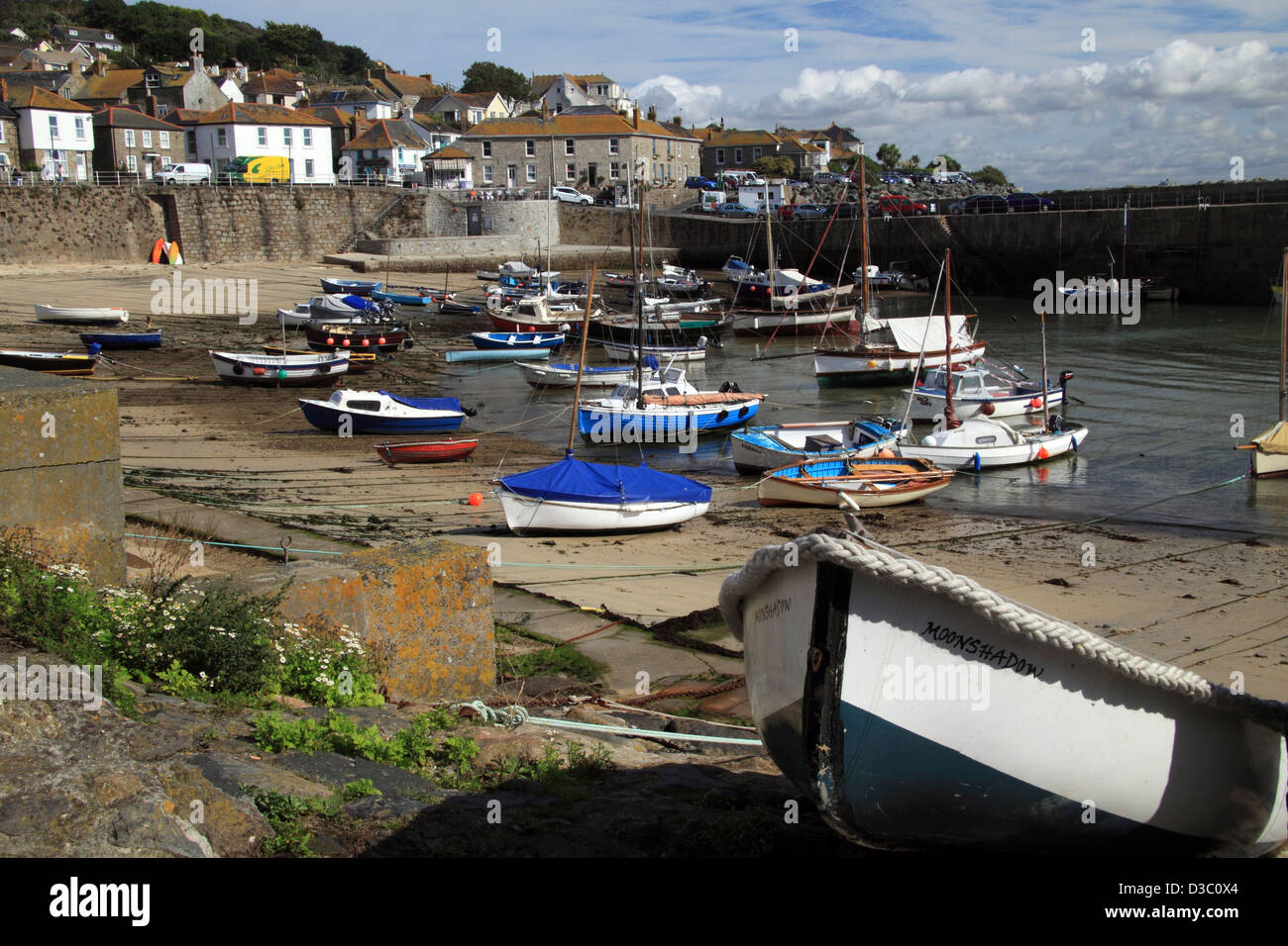 Fischerboote liegen bei Ebbe im Hafen von Mousehole. Stockfoto