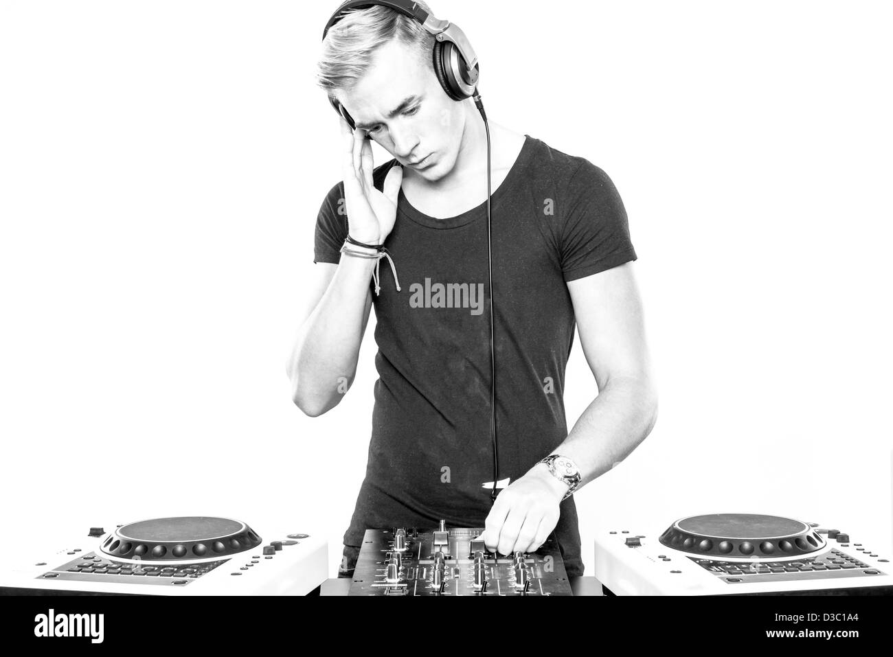 DJ bei der Arbeit vor der weißen Hintergrund Stockfoto