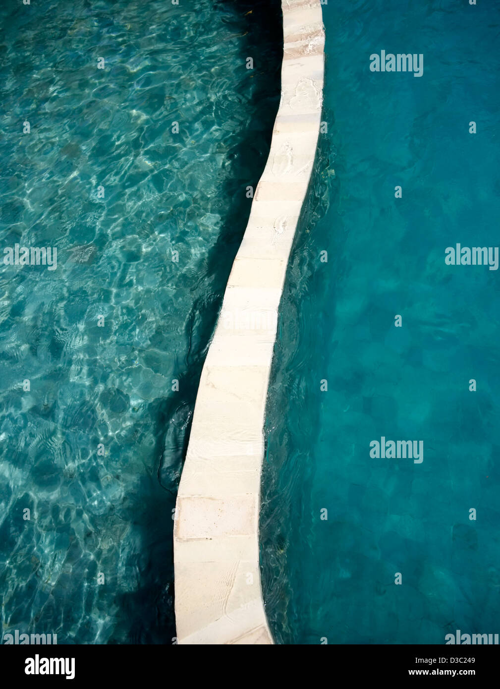 Klares blaues Wasser im Schwimmbad Stockfoto