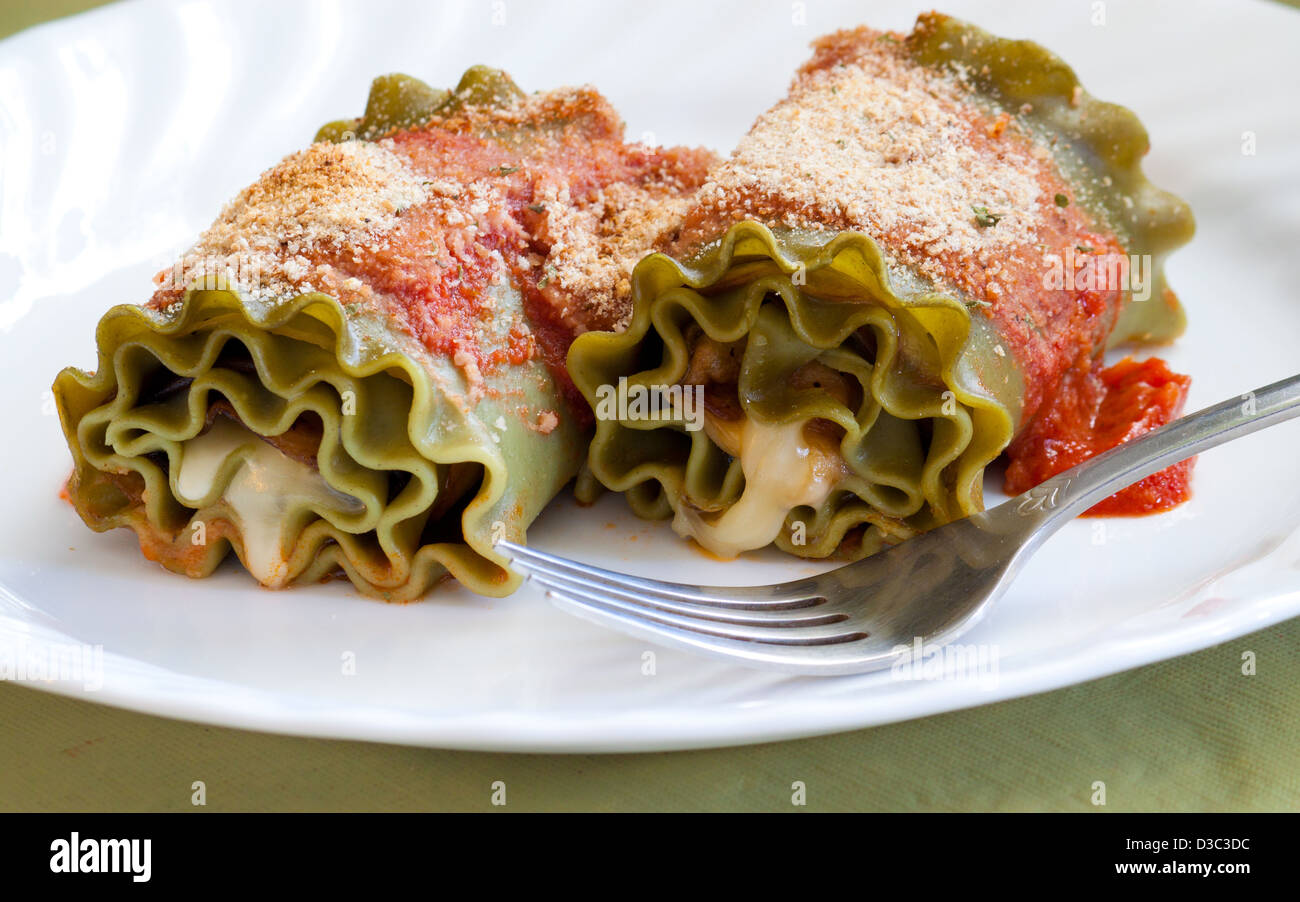 Gemüse-Lasagne mit Auberginen und Mozzarella. Stockfoto