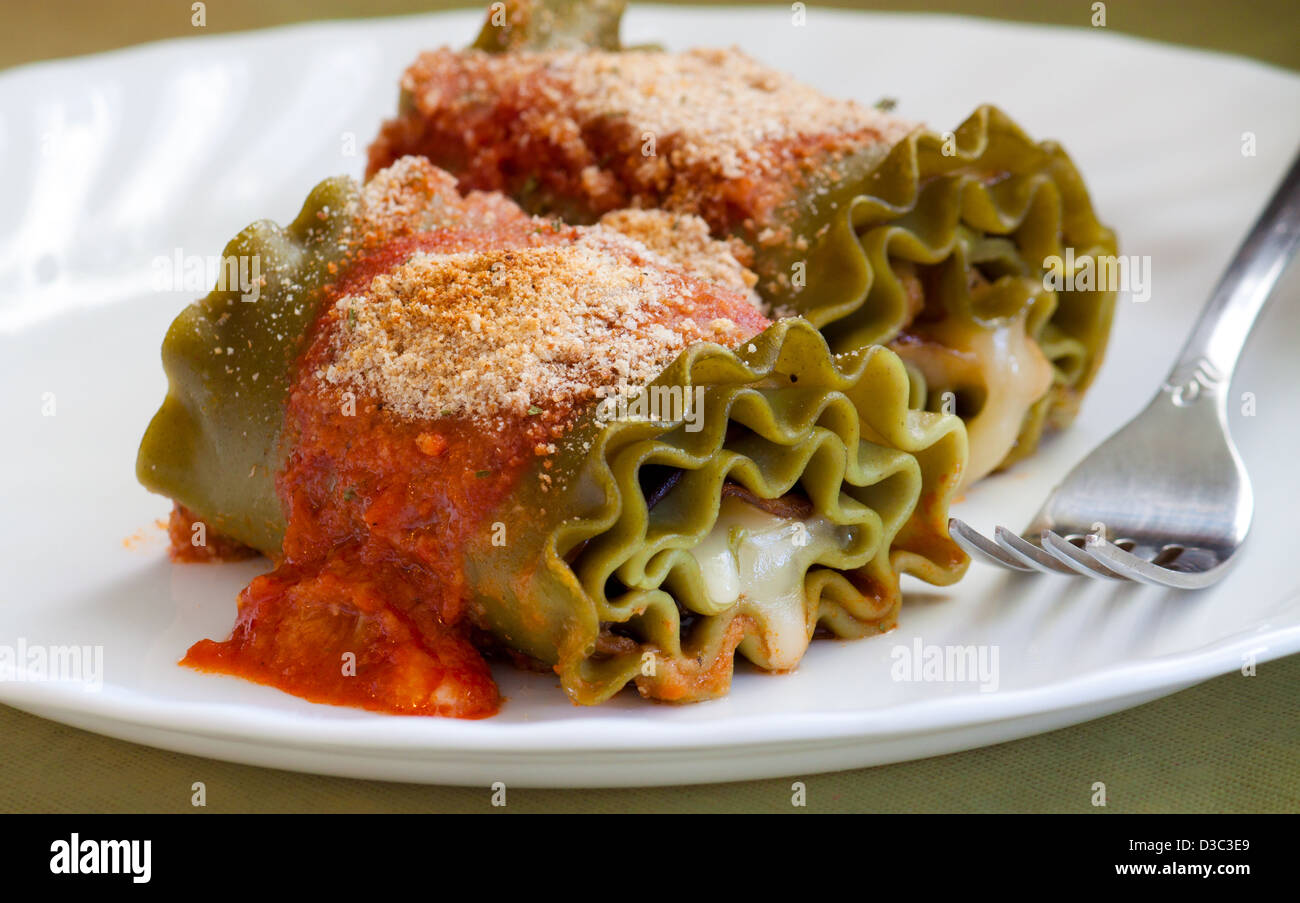 Gemüse-Lasagne mit Auberginen und Mozzarella. Stockfoto