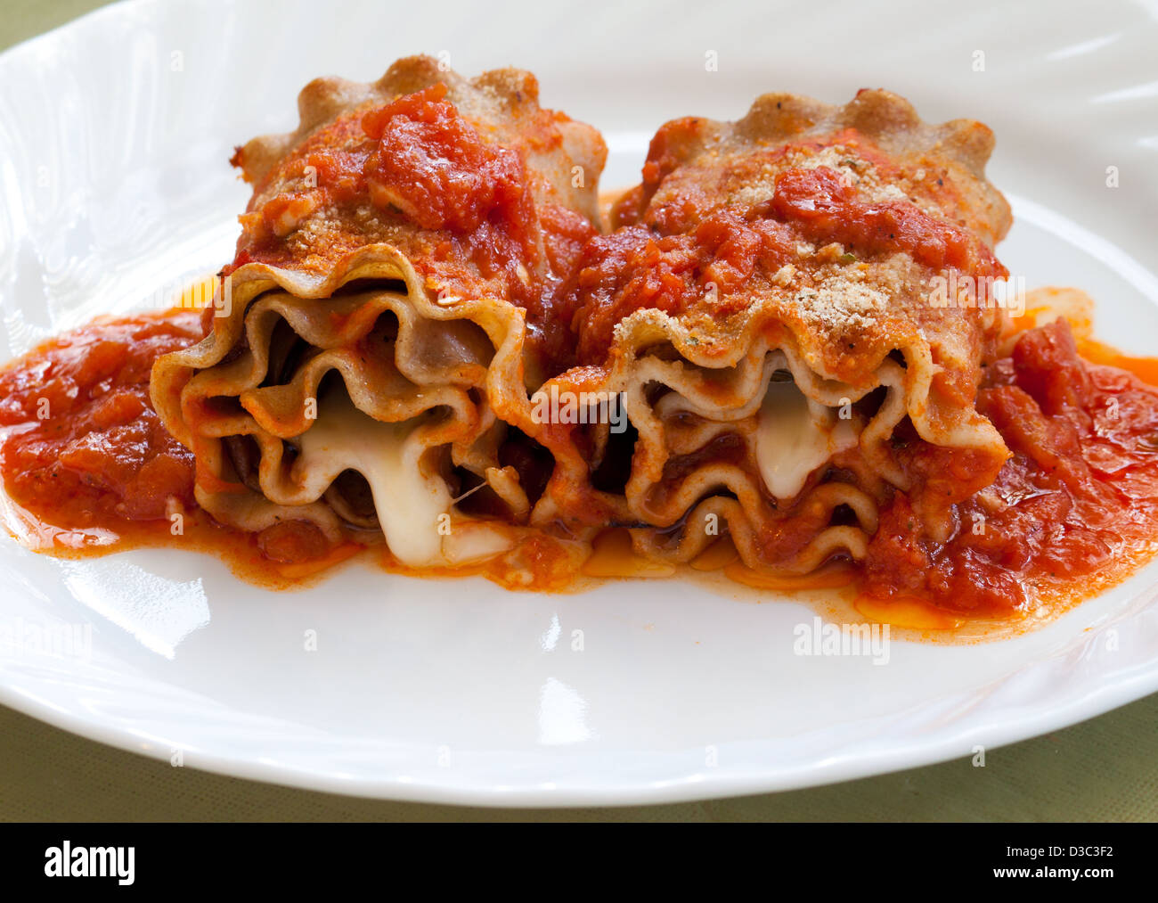 Gemüse-Lasagne mit Auberginen und Mozzarella. Stockfoto