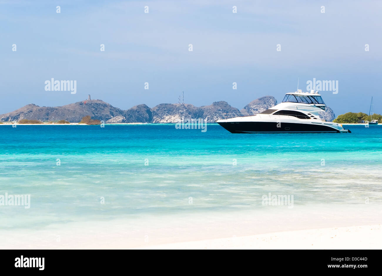 Luxus-Yacht am Strand des Archipel Los Roques, Venezuela Stockfoto
