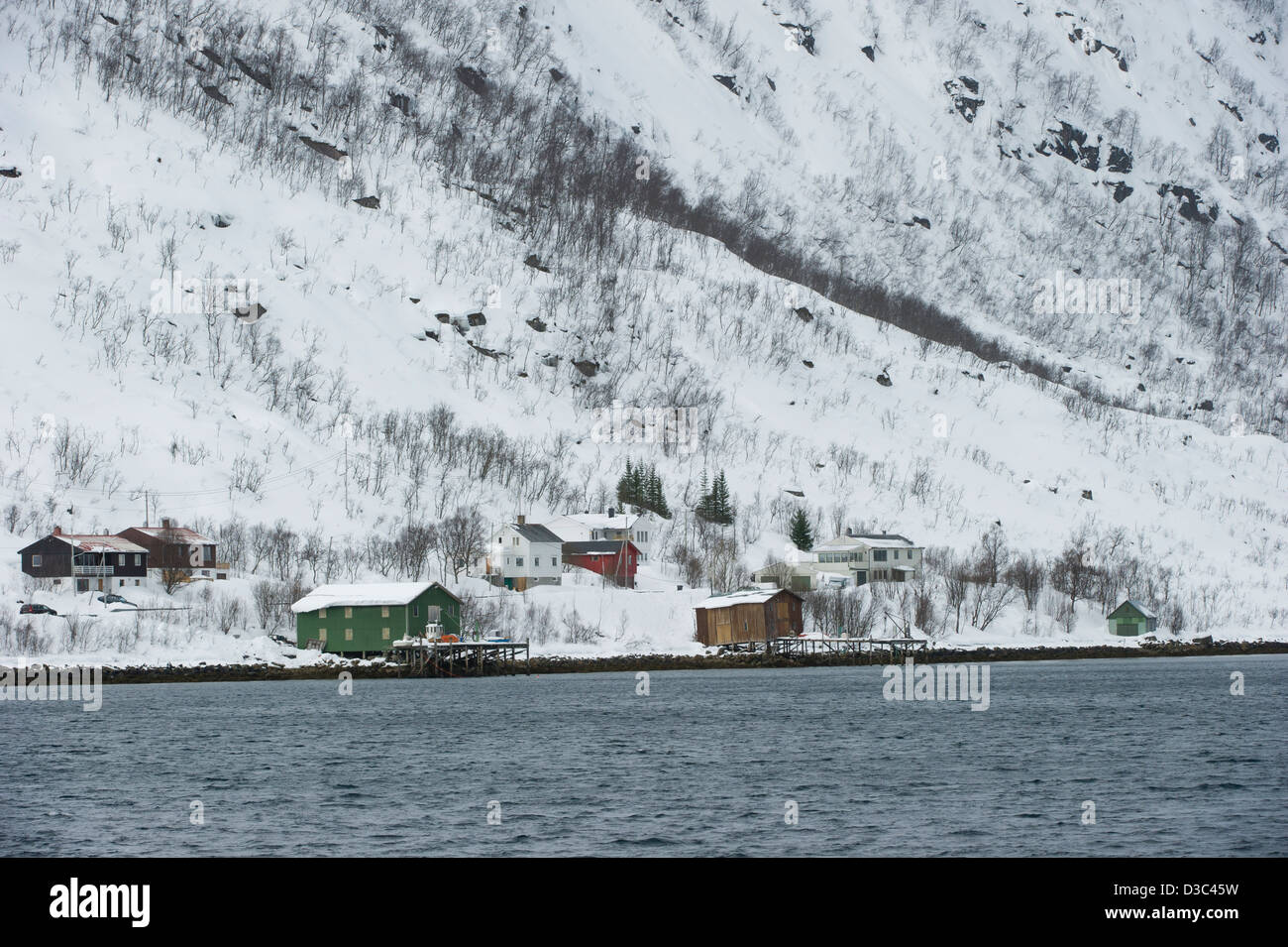 Seashore Dorf in einem Fjord in der Nähe von Tromsø, Norwegen, im winter Stockfoto