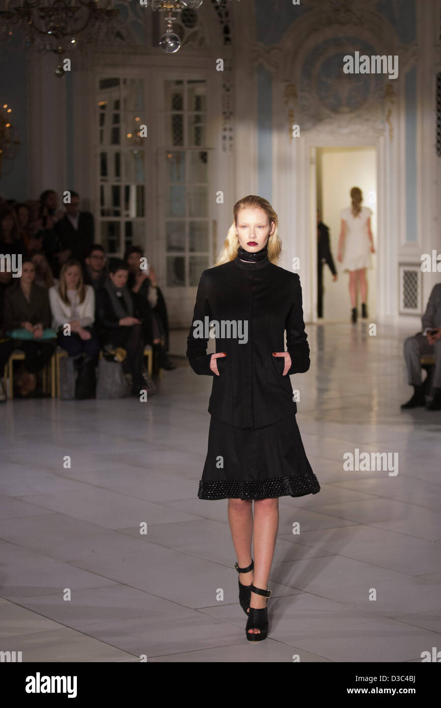 London, England, Vereinigtes Königreich. Freitag, 15. Februar 2013.  Modenschau von Designer Fyodor Golan im Savoy (Lancaster Ballroom) während der London Fashionweek. Foto: CatwalkFashion/Alamy Live-Nachrichten Stockfoto