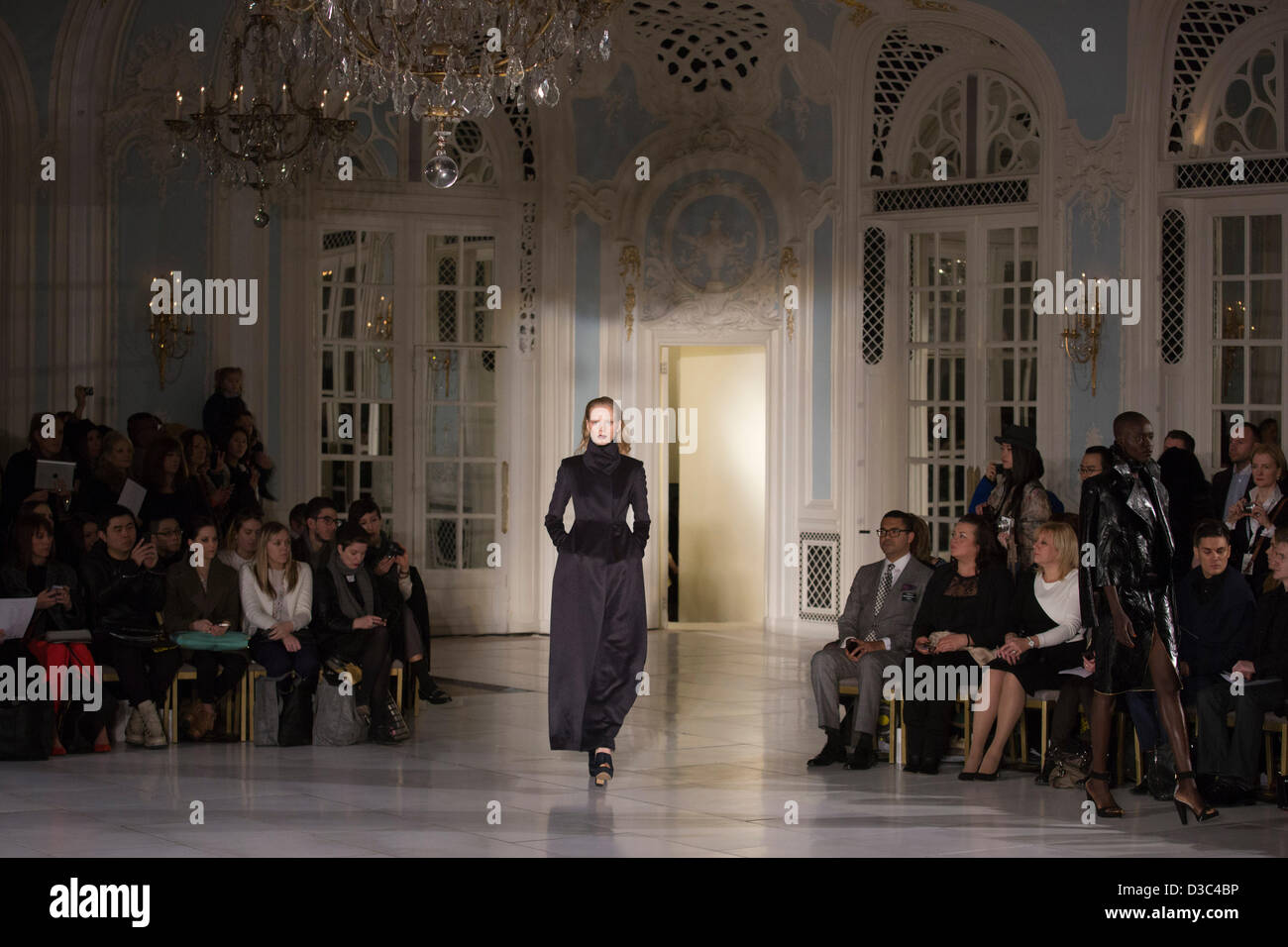 London, England, Vereinigtes Königreich. Freitag, 15. Februar 2013.  Modenschau von Designer Fyodor Golan im Savoy (Lancaster Ballroom) während der London Fashionweek. Foto: CatwalkFashion/Alamy Live-Nachrichten Stockfoto