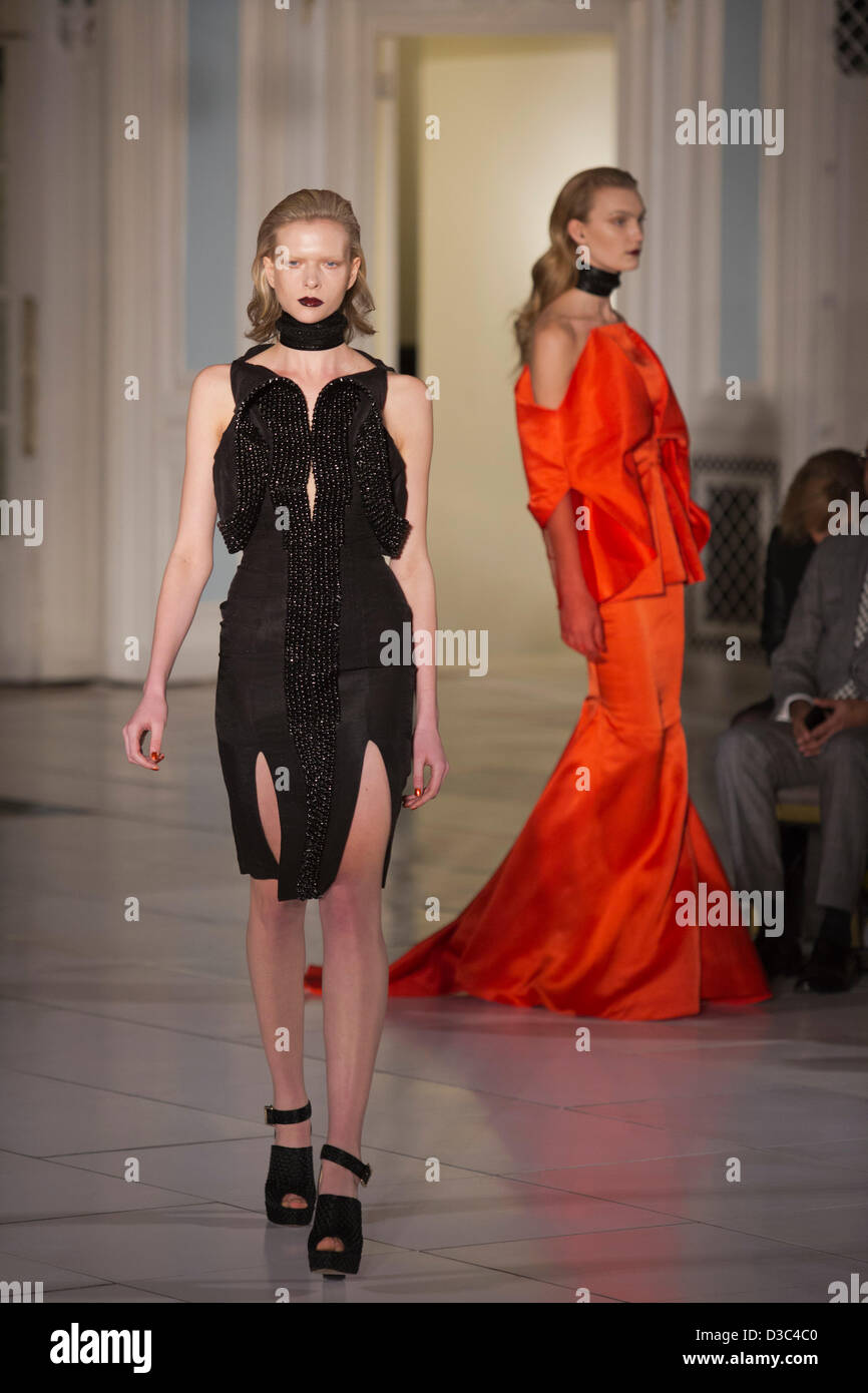 London, England, Vereinigtes Königreich. Freitag, 15. Februar 2013.  Modenschau von Designer Fyodor Golan im Savoy (Lancaster Ballroom) während der London Fashionweek. Foto: CatwalkFashion/Alamy Live-Nachrichten Stockfoto