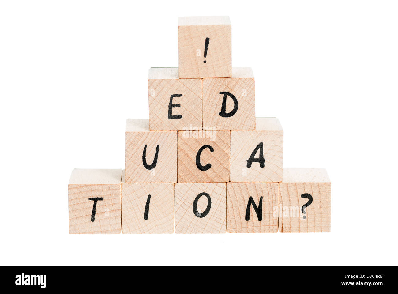 Bildung ausgeschrieben mit Holzklötzen und Ausrufezeichen. Stockfoto