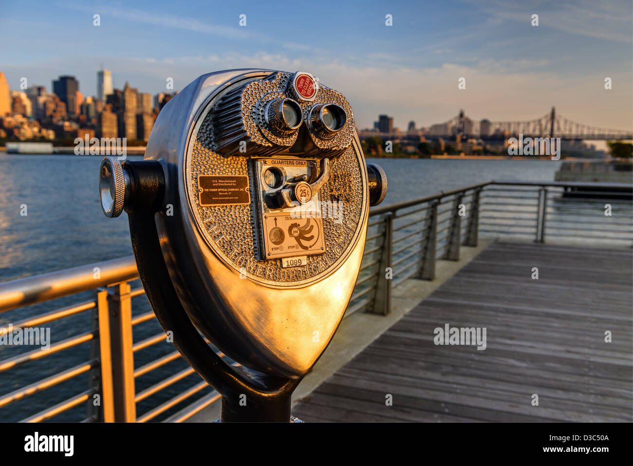 Teleskop-Viewer am East River In Brooklyn, Manhattab, New York City Queensboro Bridge zu betrachten. Stockfoto