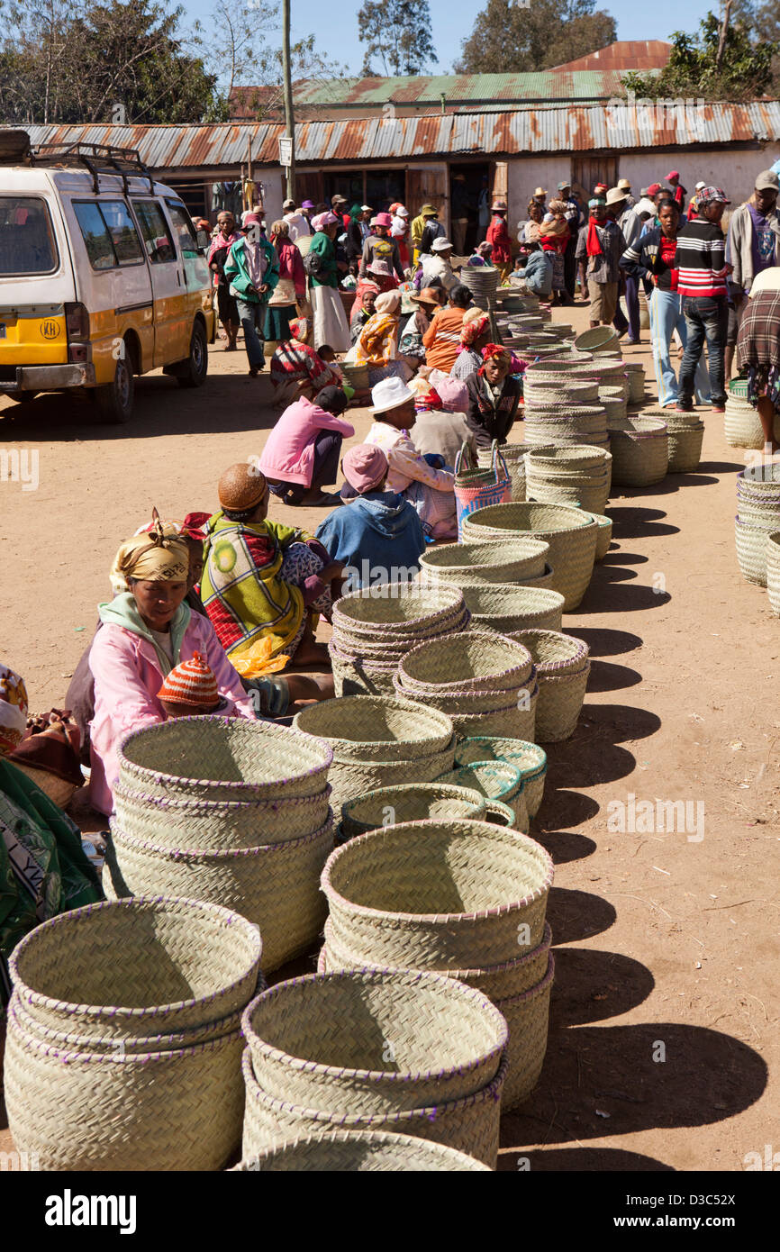 Madagaskar, Ambositra, Marche Sandrandahy Markt, Linie von Hand gesponnenen Korb Stände Stockfoto