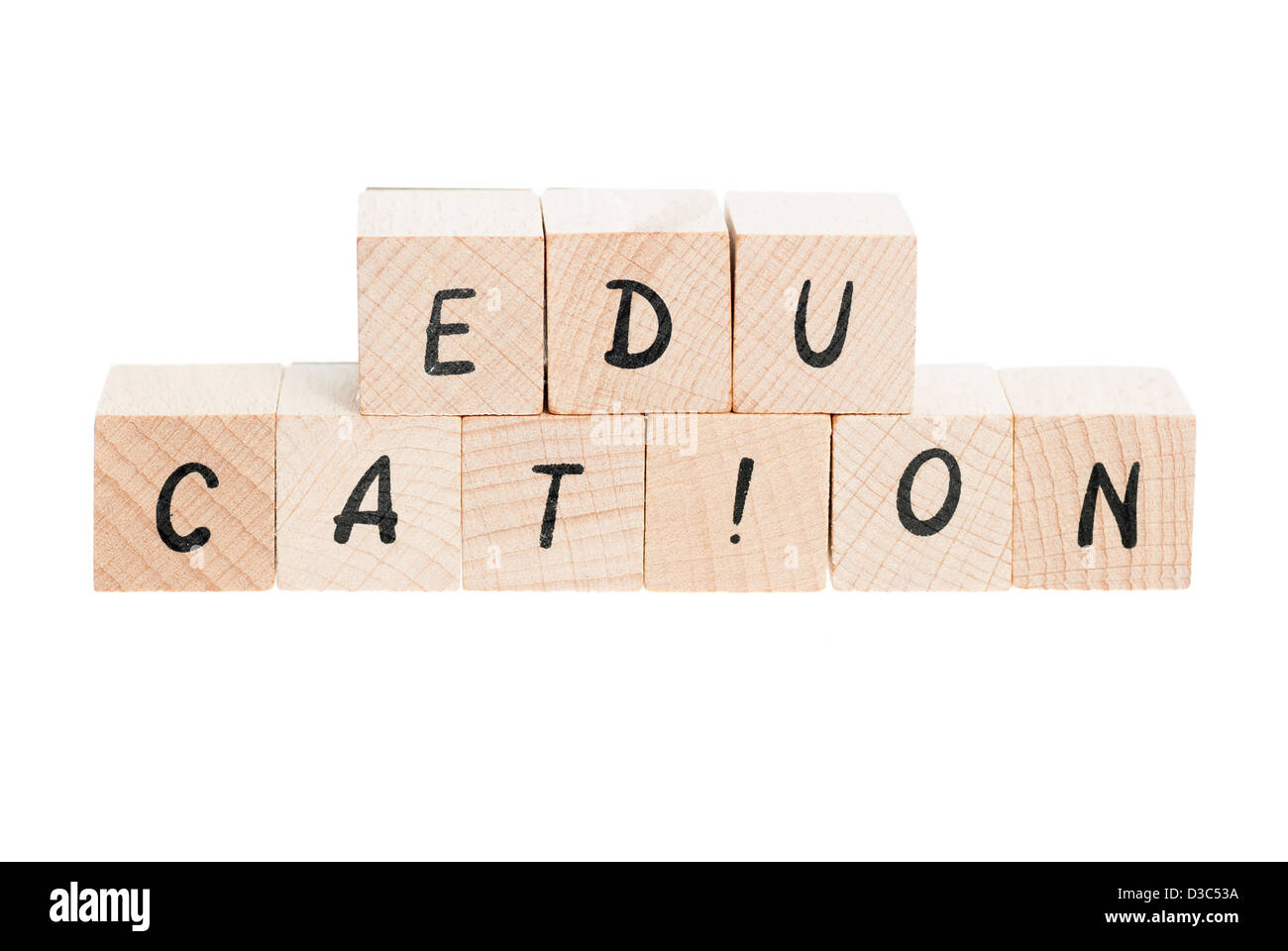 Bildung ausgeschrieben mit Holzklötzen und Ausrufezeichen. Stockfoto