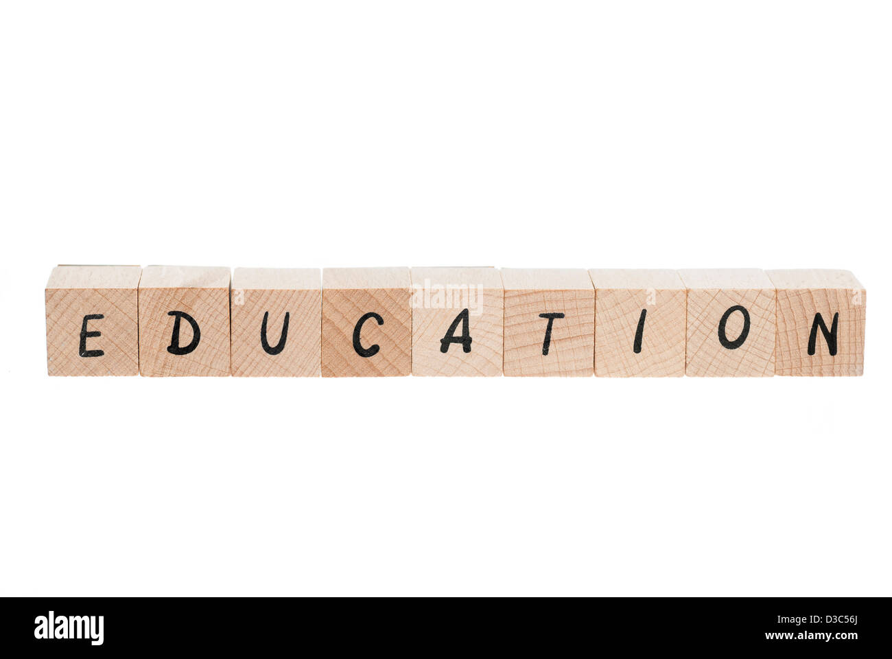 Bildung ausgeschrieben mit Holzklötzen. Weißen Hintergrund. Stockfoto