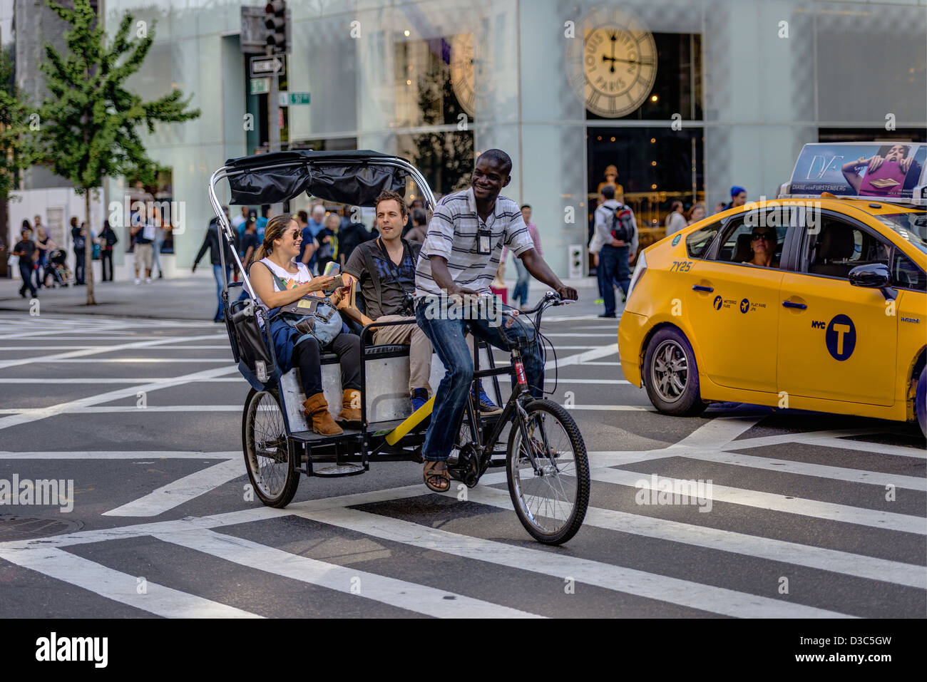 New Yorker 5th Avenue Dreirad Tourist Fahrt durch die Straßen. Stockfoto