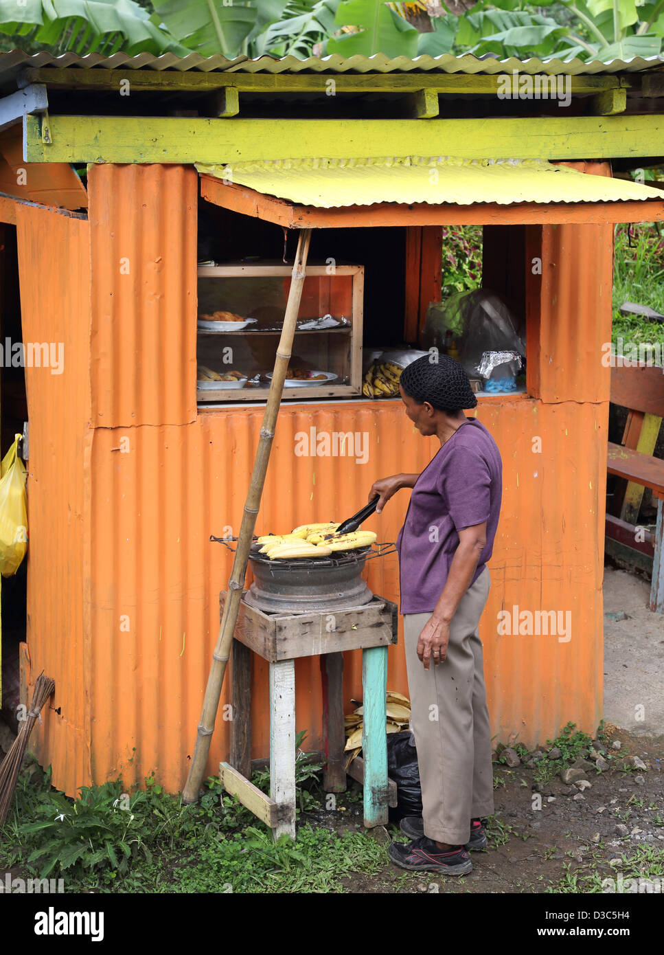 KARIBISCHES ESSEN STALL, DOMINICA Stockfoto