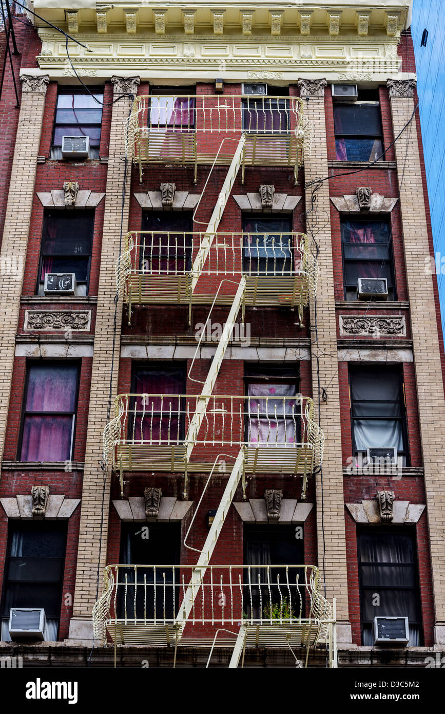 Typisches Wohnhaus mit Eisen Feuerleiter In Manhattan, New York City, USA Stockfoto