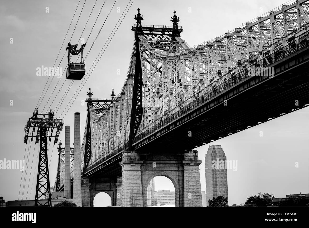 Die Queensboro Bridge über den East River, New York City. Seilbahn Stockfoto