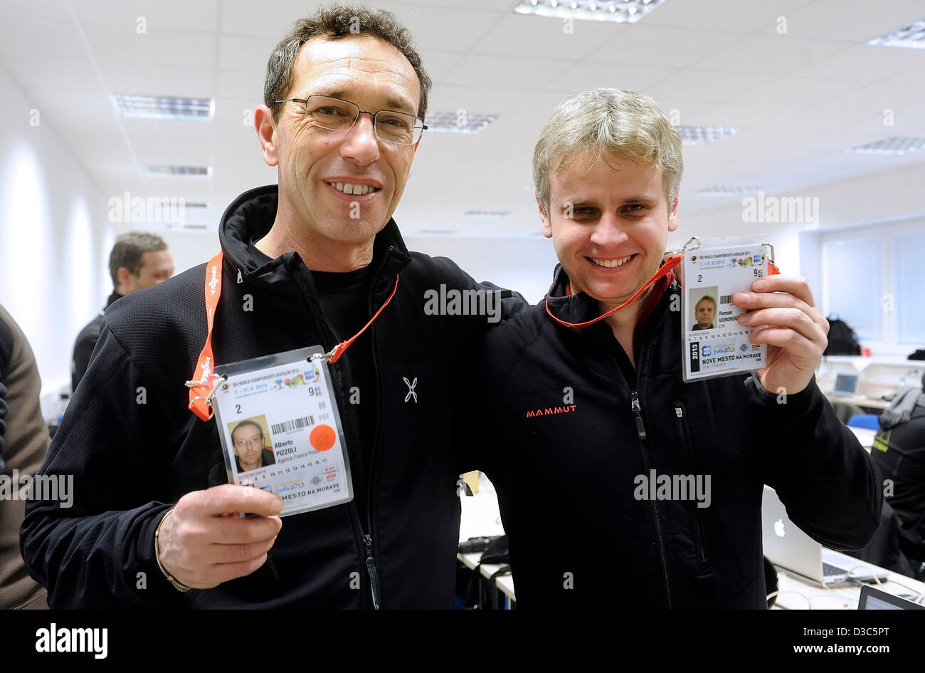 Tschechische Nachrichtenagentur CTK´s Fotograf Roman Vondrous (rechts) den ersten Preis in der Kategorie Sport-Bild-Geschichten in der prestigeträchtigen World Press Photo-Wettbewerb gewonnen hat, die Organisatoren auf der Contest´s Website hat heute bekannt gegeben. Vondrous erhielt für seine Fotoserie Grand Pardubice (Velka Pardubice) Hindernislauf. Links im Bild ist AFP-Fotograf Alberto Pizzoli, die Bilder des Jahres Awards Wettbewerbs ausgezeichnet wurde. Nove Mesto Na Morave, Tschechien am 15. Februar 2013 (CTK Foto/Lubos Pavlicek) Stockfoto