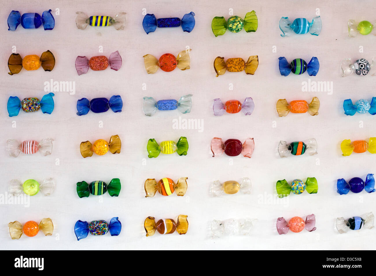 Glas-Kühlschrank-Magnete zum Verkauf in Venedig Stockfoto
