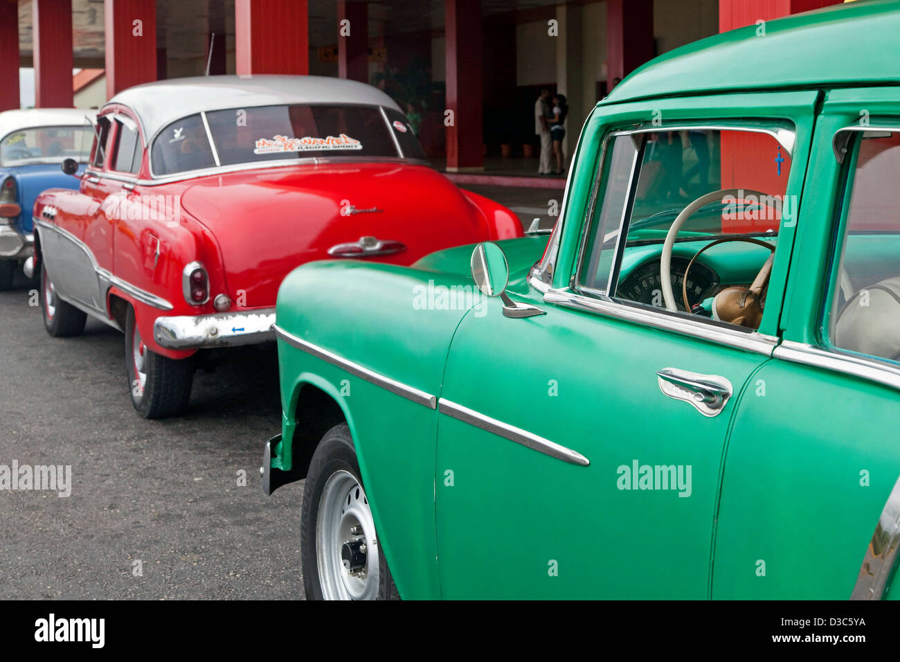 Alten 1950er Jahre amerikanische Oldtimer / Yank Tank verwendet als Taxis warten vor der Varadero Flughafen, Matanzas, Kuba, Karibik Stockfoto