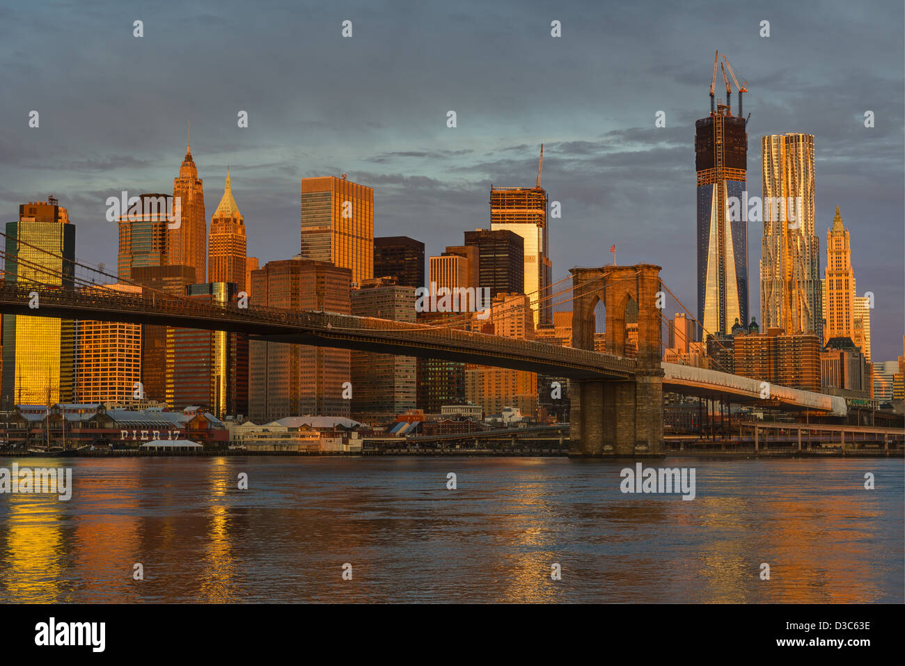Neue World Trade Center, Gehry & Woolworth Gebäude InI senken Sie Manhattan New York City aus Brooklyn. Stockfoto