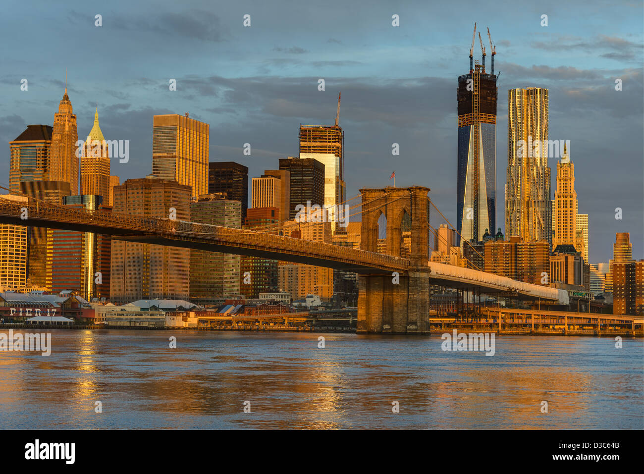 Neue World Trade Center, Gehry & Woolworth Gebäude InI senken Sie Manhattan New York City aus Brooklyn. Stockfoto