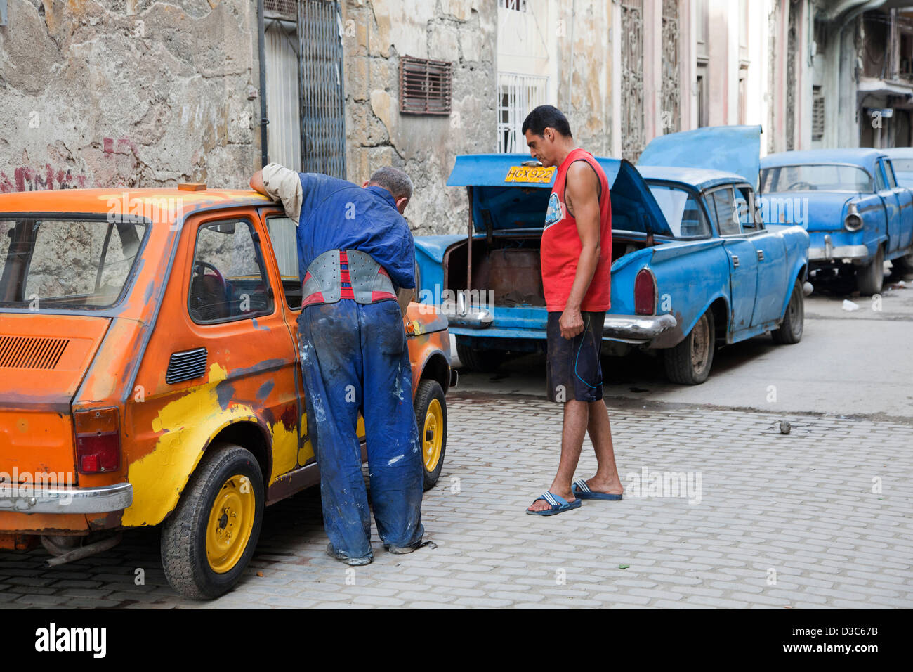 1950er Jahren Amerikanische Oldtimer Reissen Tank Und Kubanischen Kfz Mechaniker Reparatur Alte Autos Auf Der Strasse In Havanna Kuba Karibik Stockfotografie Alamy