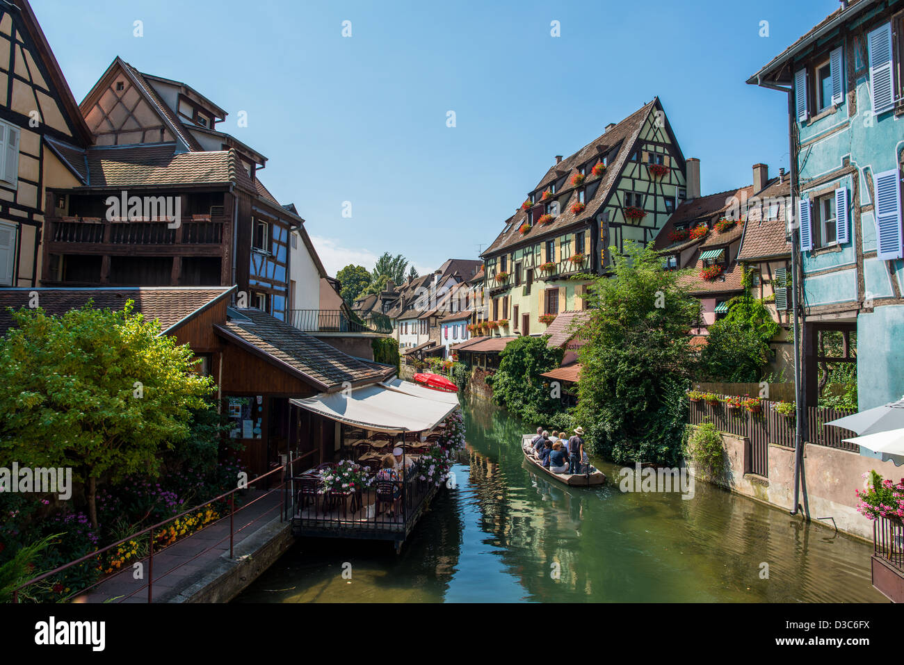 Kanal mit Boot in mittelalterlichen Altstadt von Colmar, Framce Stockfoto