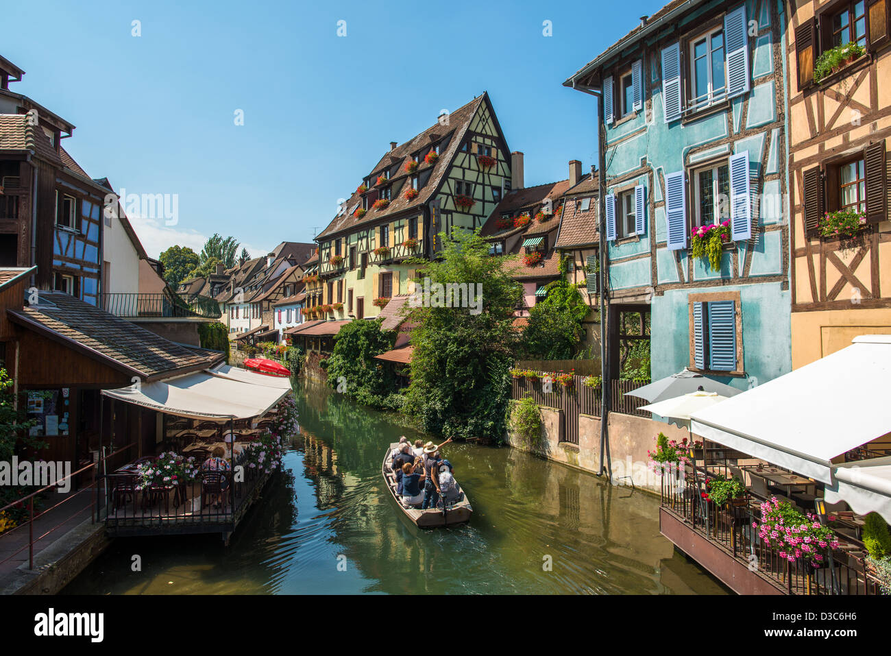 Kanal mit Boot in mittelalterlichen Altstadt von Colmar, Framce Stockfoto