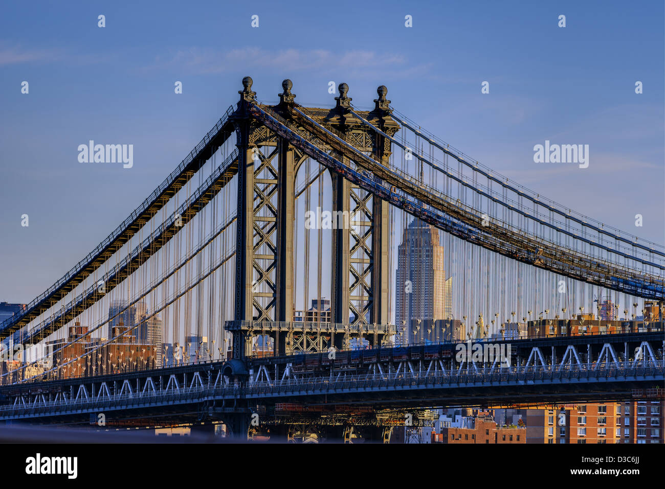 Die Queensboro Bridge Fom Brooklyn Bridge mit Empire State Building In der Entfernung New York City Manhattan-USA Stockfoto