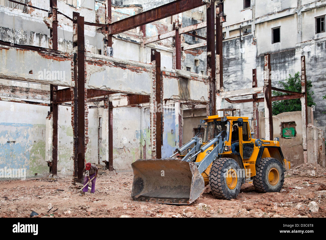 Arbeitnehmer und Bulldozer renovieren alte Haus in Havanna, Kuba, Karibik Stockfoto