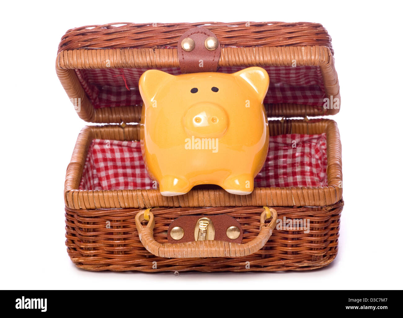 Piggy Bank in einen Picknick-Korb-Studio-Ausschnitt Stockfoto