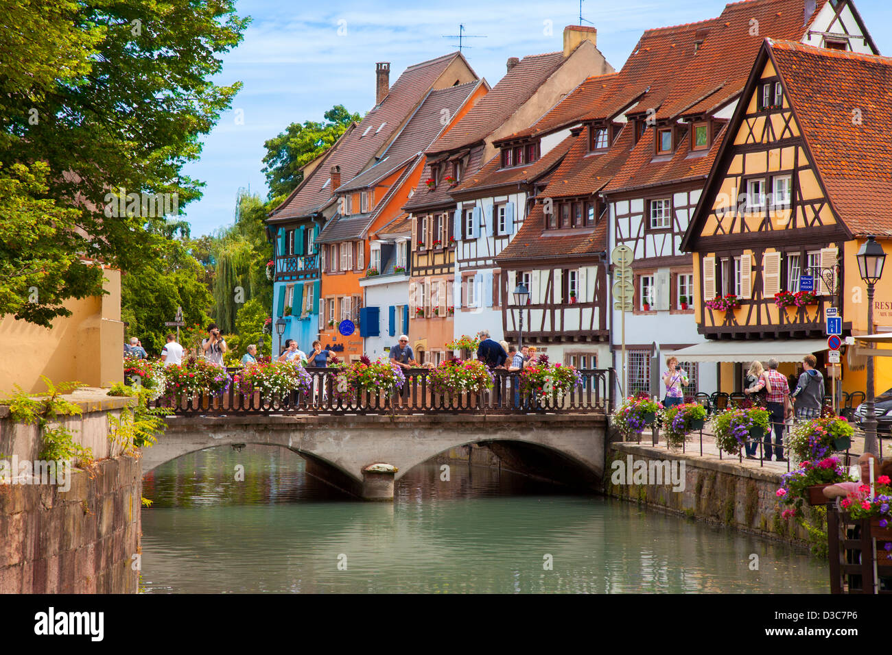 Touristen genießen die Petite Venise - entlang der Quai De La Poisonnerie in Colmar, Elsass, Frankreich Stockfoto