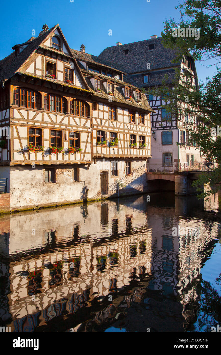 Gebäude entlang dem Kanal Fluss Lil in Straßburg, Elsass, Frankreich Stockfoto