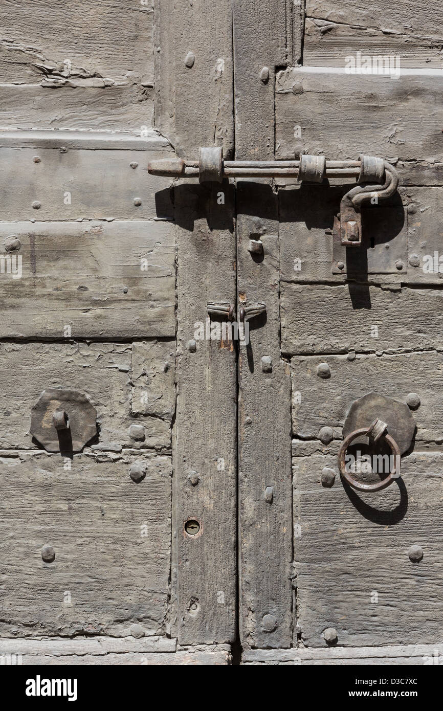 Eine mittelalterliche Tür in Gubbio, Umbrien, Italien Stockfoto