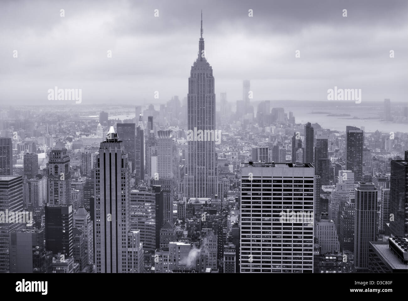 Ausblick vom Rockefeller-Turm, mit Empire State Building, Manhattan, New York City. Stockfoto