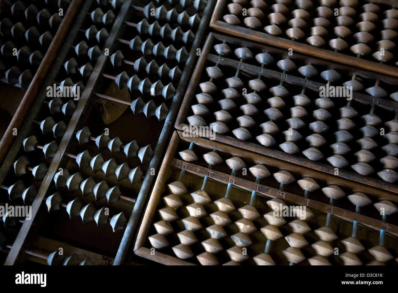 Muster des alten traditionellen hölzernen Sorobans oder Abacus, das von Schülern zur Berechnung mathematischer Probleme in Japan verwendet wird. Stockfoto