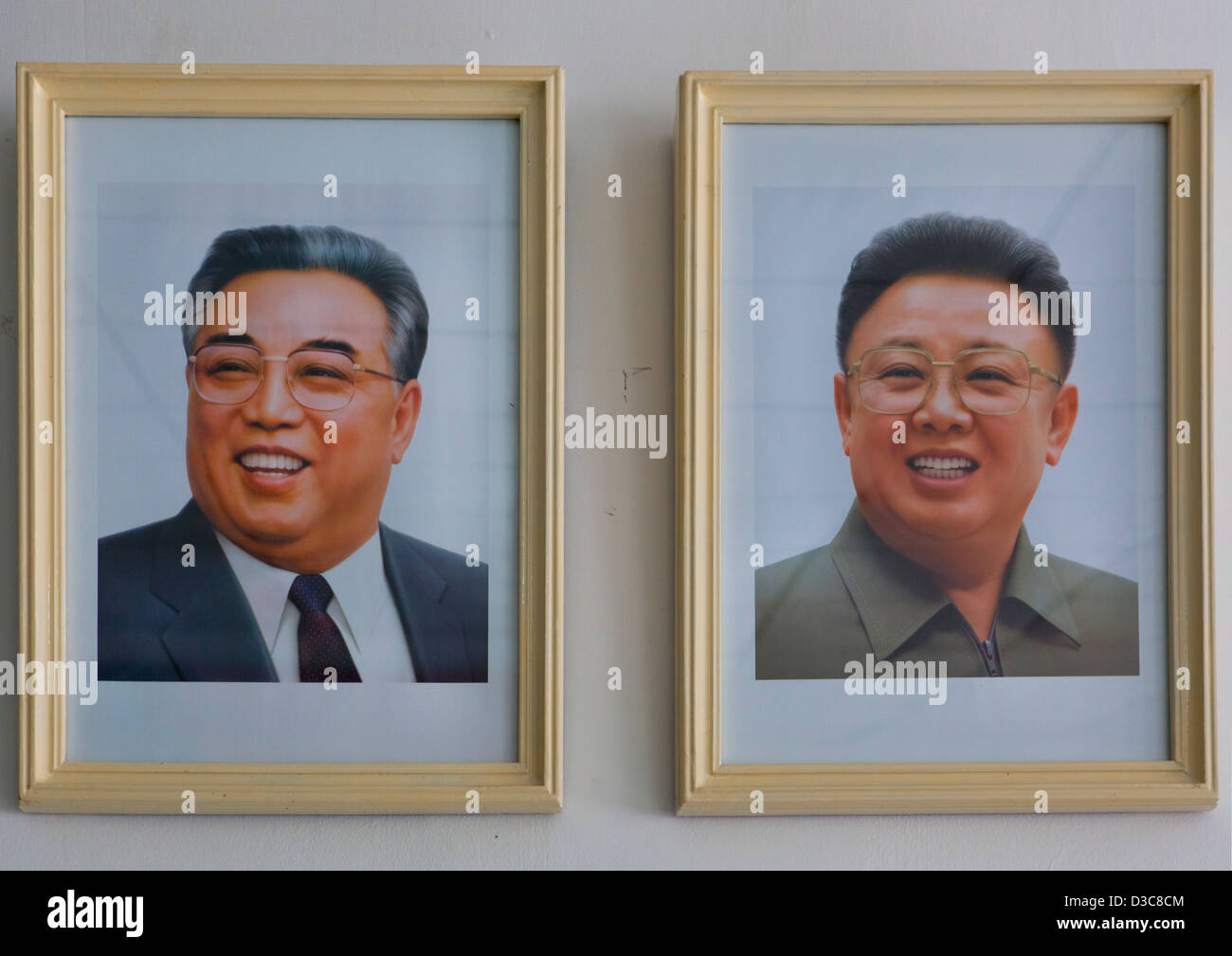 Kim Il Sung Und Kim Jong Il Portrats Pyongyang Nordkorea Stockfotografie Alamy