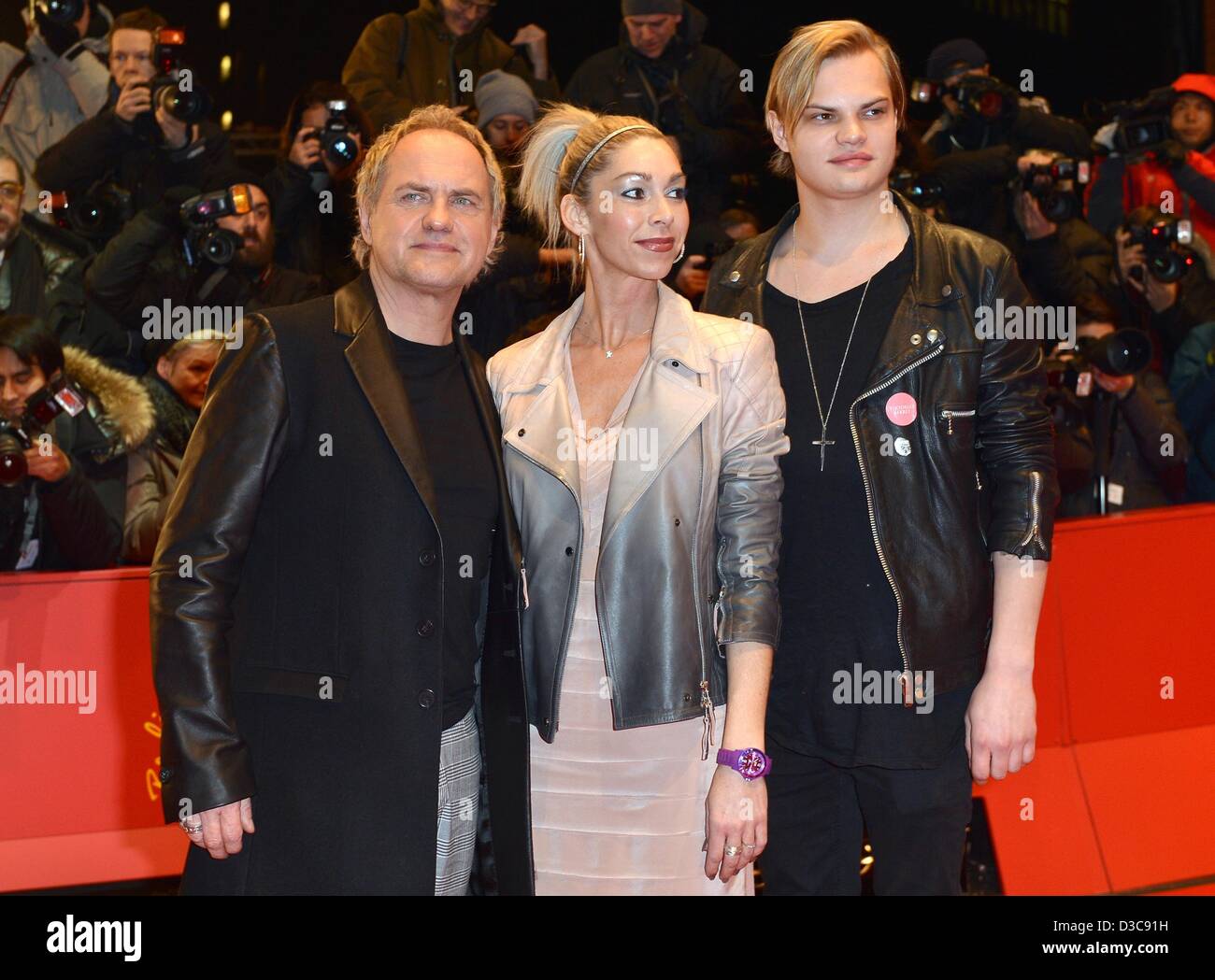 Berlin, Deutschland. 15. Februar 2013. Deutscher Schauspieler Uwe Ochsenknecht (L-R), seine Freundin Kirsten und sein Sohn Wilson Gonzalez für die Premiere von "The Croods" während der 63. jährlichen internationalen Filmfestspiele Berlin, in Berlin, Deutschland, 15. Februar 2013 kommen. Der Film wird im Wettbewerb außer Konkurrenz auf der Berlinale vorgestellt. Foto: Britta Pedersen/dpa Stockfoto