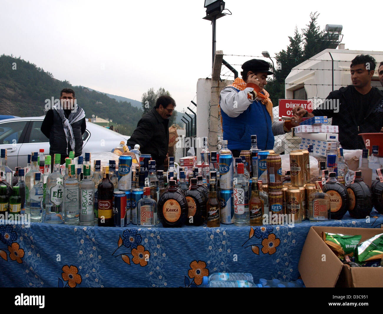 Verkauf von Alkohol in Selcuk-Efes Camel Wrestling Festival, Türkei Männer. Stockfoto