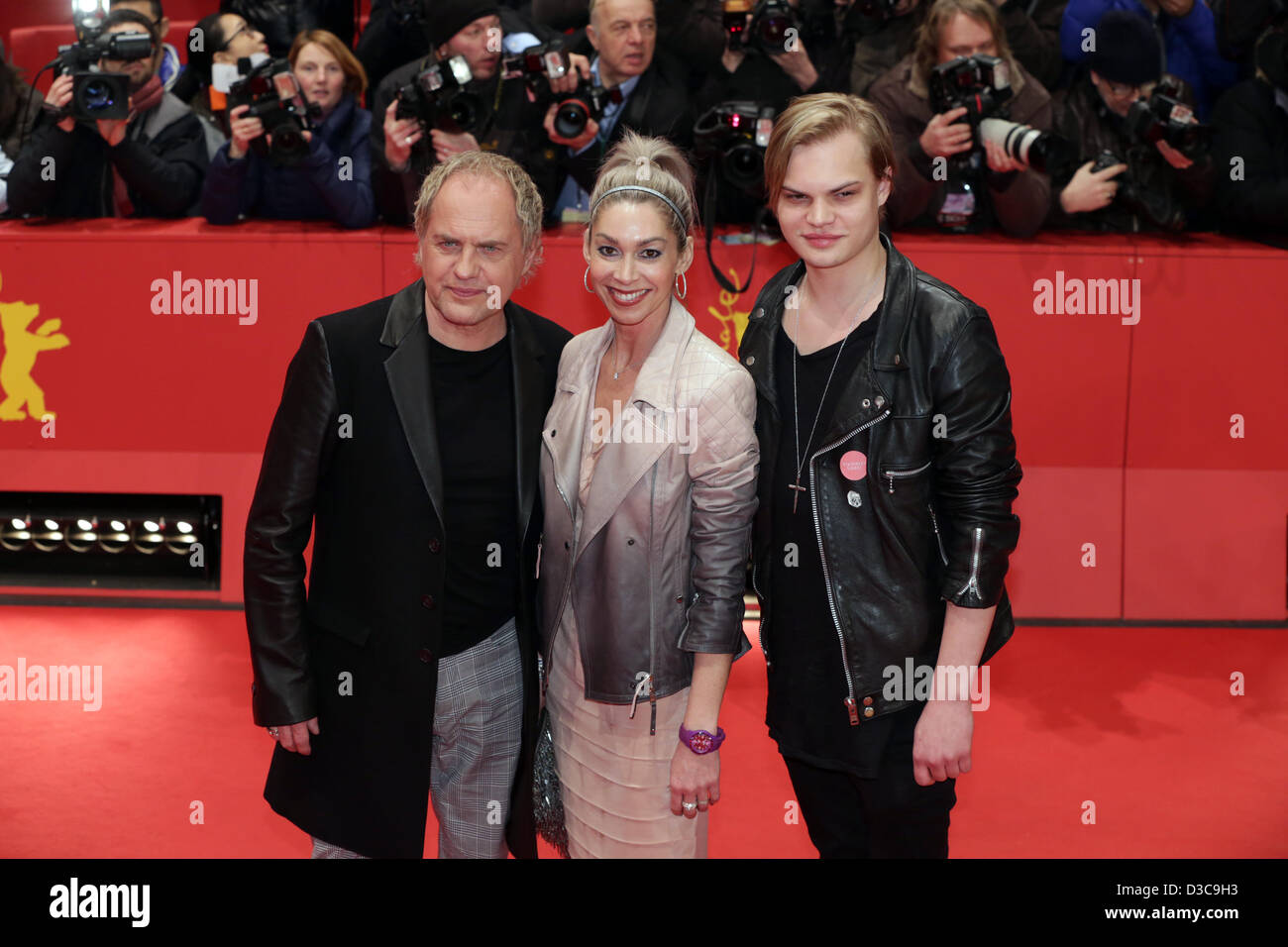 Deutscher Schauspieler Uwe Ochsenknecht (L-R), seine Freundin Kirsten und sein Sohn Wilson Gonzalez für die Premiere von "The Croods" während der 63. jährlichen internationalen Filmfestspiele Berlin, in Berlin, Deutschland, 15. Februar 2013 kommen. Der Film wird im Wettbewerb außer Konkurrenz auf der Berlinale vorgestellt. Foto: Jörg Carstensen/dpa Stockfoto